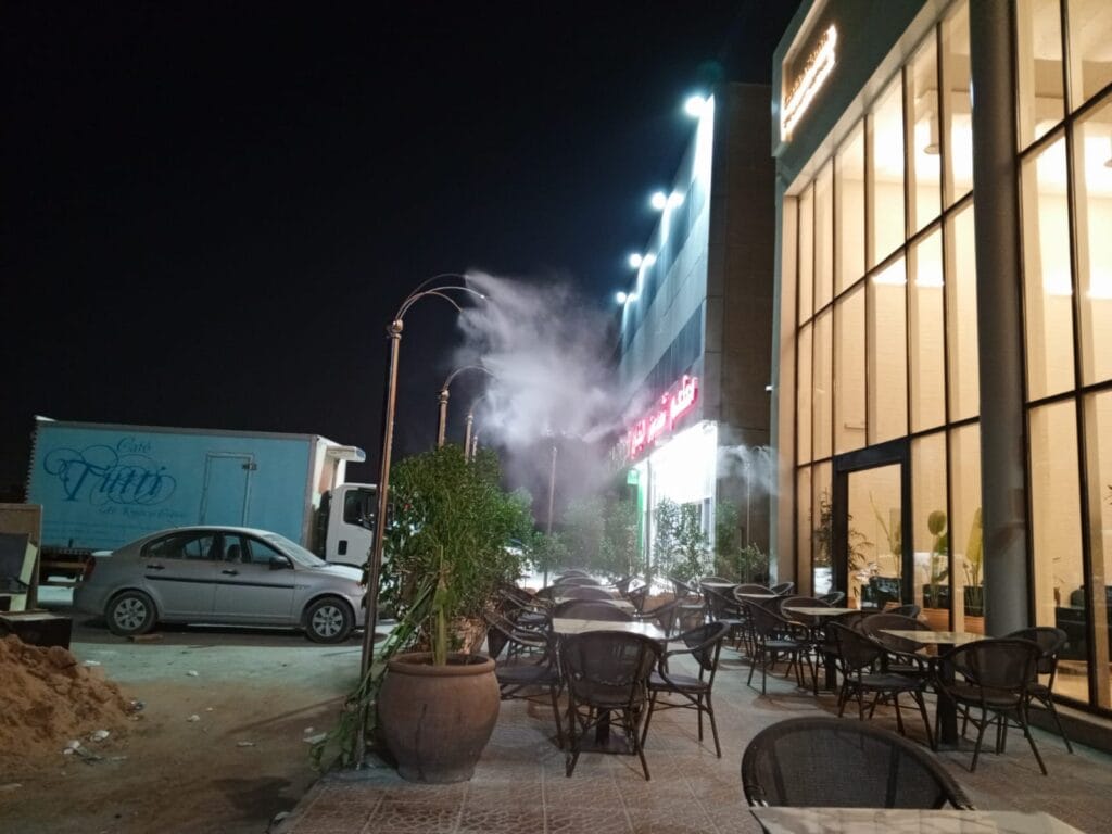 جلسات خارجية مزودة بنظام رذاذ وضباب