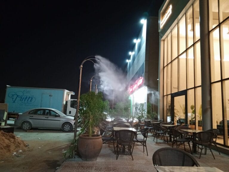 فوهات رذاذ وضباب فوق مساحة خارجية