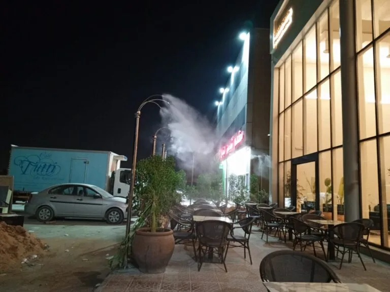 فوهات رذاذ وضباب فوق مساحة خارجية