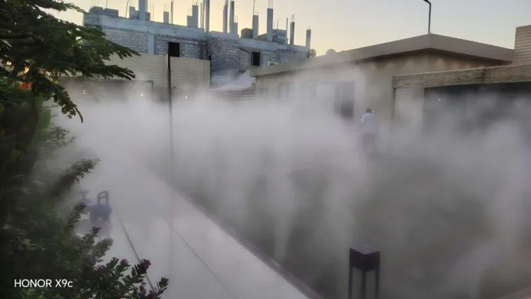 جلسات خارجية مزودة بنظام رذاذ وضباب