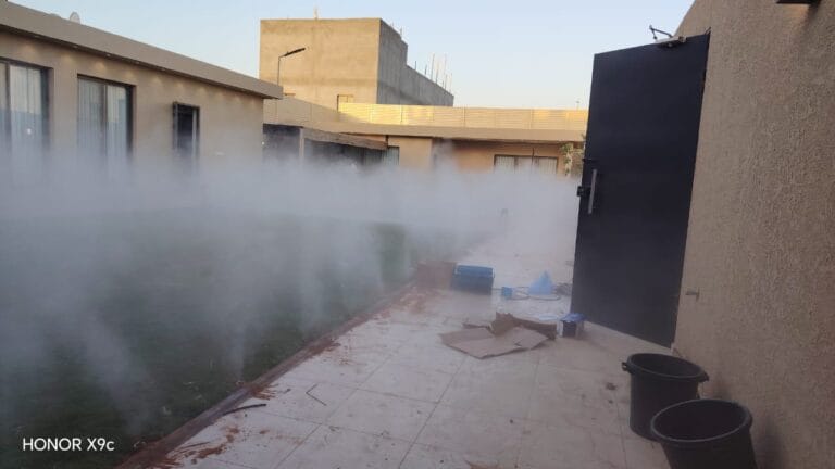 فوهات رذاذ وضباب فوق مساحة خارجية