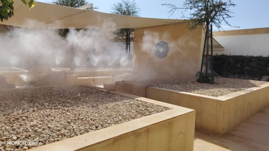 فوهات رذاذ وضباب فوق مساحة خارجية