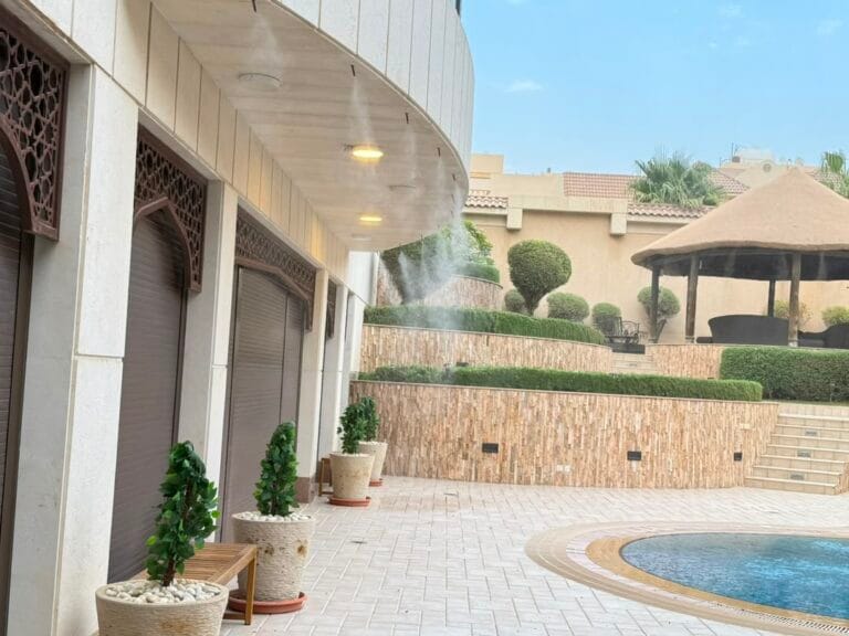 فوهات رذاذ وضباب فوق مساحة خارجية
