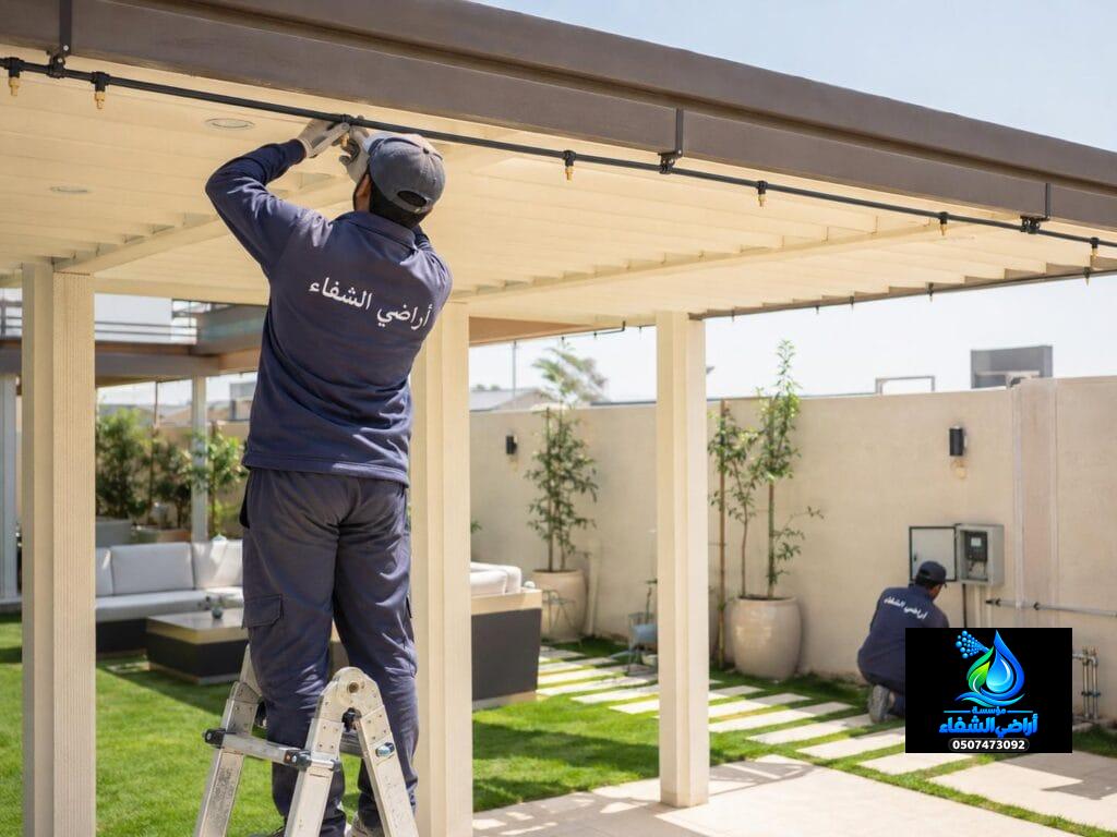 فنيون أثناء تركيب شبكة رذاذ وضباب وفحص المضخة والتوصيلات